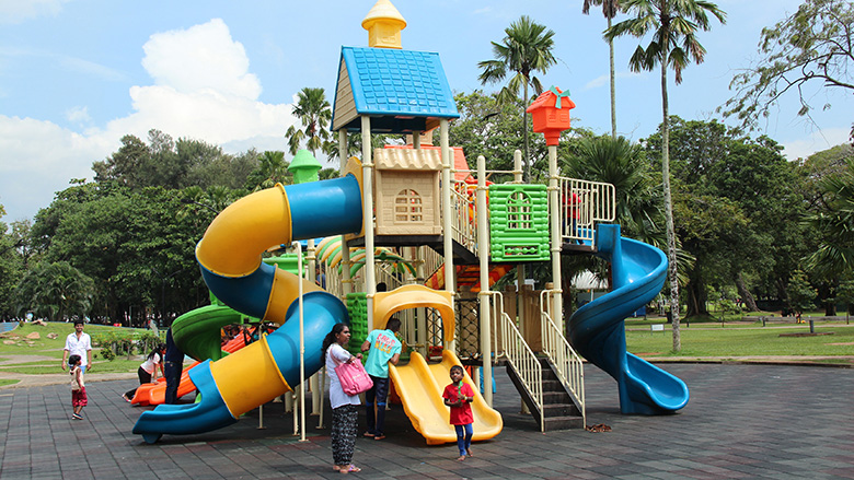 A concerted effort has been made to coordinate the infrastructure improvements with improved access and livability such as this playground for families to enjoy. Photo: Joe Qian/World Bank.