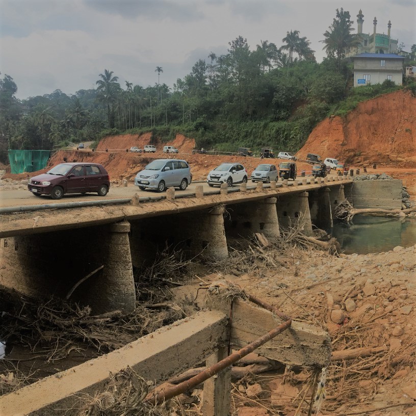 Traffic crawls a month after floods caused landslides and infrastructure damage in Cheruthoni, Kerala. © Deepak Singh/World Bank