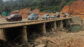 Traffic crawls a month after floods caused landslides and infrastructure damage in Cheruthoni, Kerala. © Deepak Singh/World Bank