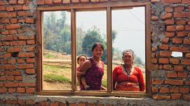 Women at a reconstruction site in Nepal. © Keiko Sakoda/World Bank