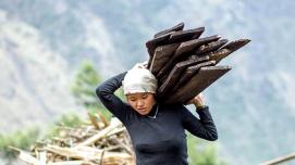 A woman helps clean up after the 2015 earthquakes in Nepal. (Samir Jung Thapa/Asian Development Bank)